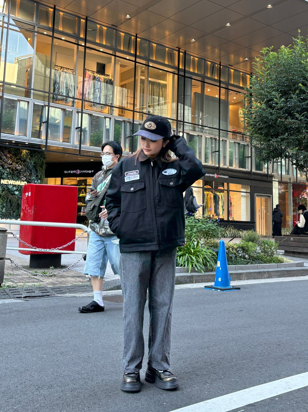 「最近のいい感じコーデ、キルティング、ジャケット、冬アウター、大人コーデ、冬のコーデ、オトナカジュアル、休日スタイル、コラボアイテム、ユニバーサルオーバーオール」｜「AVIREXのWAPPEN CORDUROY LOW CAP / ワッペン コーデュロイ ロウ キャップ / AVIREX / アヴィレックス（キャップ、ブラック系）」を使った、Momoさん（レディース・153cm）の秋コーディネートの1枚目の写真