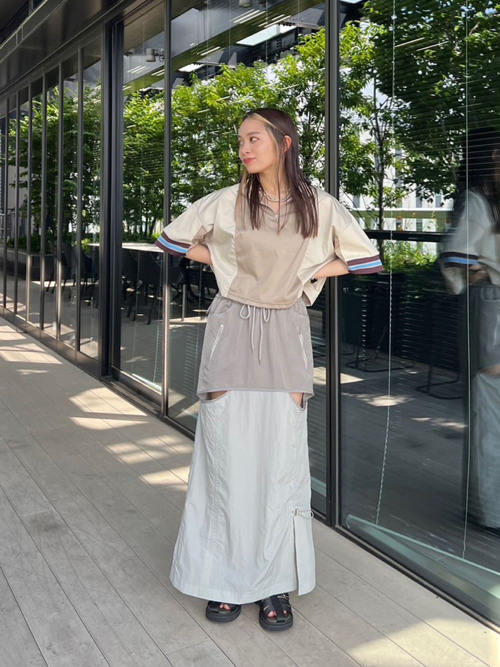 「きれいめカジュアル、夏コーデ、さらっと晴れやかスナップ、夏だ！Tシャツ着よう！、サンダル、ワントーンコーデ、スボーツミックス、大人女子、オトナカジュアル、オトナ女子、24SS夏の新作、お洒落さんとつながりたい、ベージュ、お出かけコーデ、アクティブコーデ」｜「CITY TOKYOの＜2WAY＞＜接触冷感＞2WAYクロップドルーズTEE【A＋TOKYO / エープラストウキョウ】（Tシャツ/カットソー、ベージュ系）」を使った、A＋TOKYO WOMENS STAFFさん（レディース・158cm）の夏コーディネートの1枚目の写真