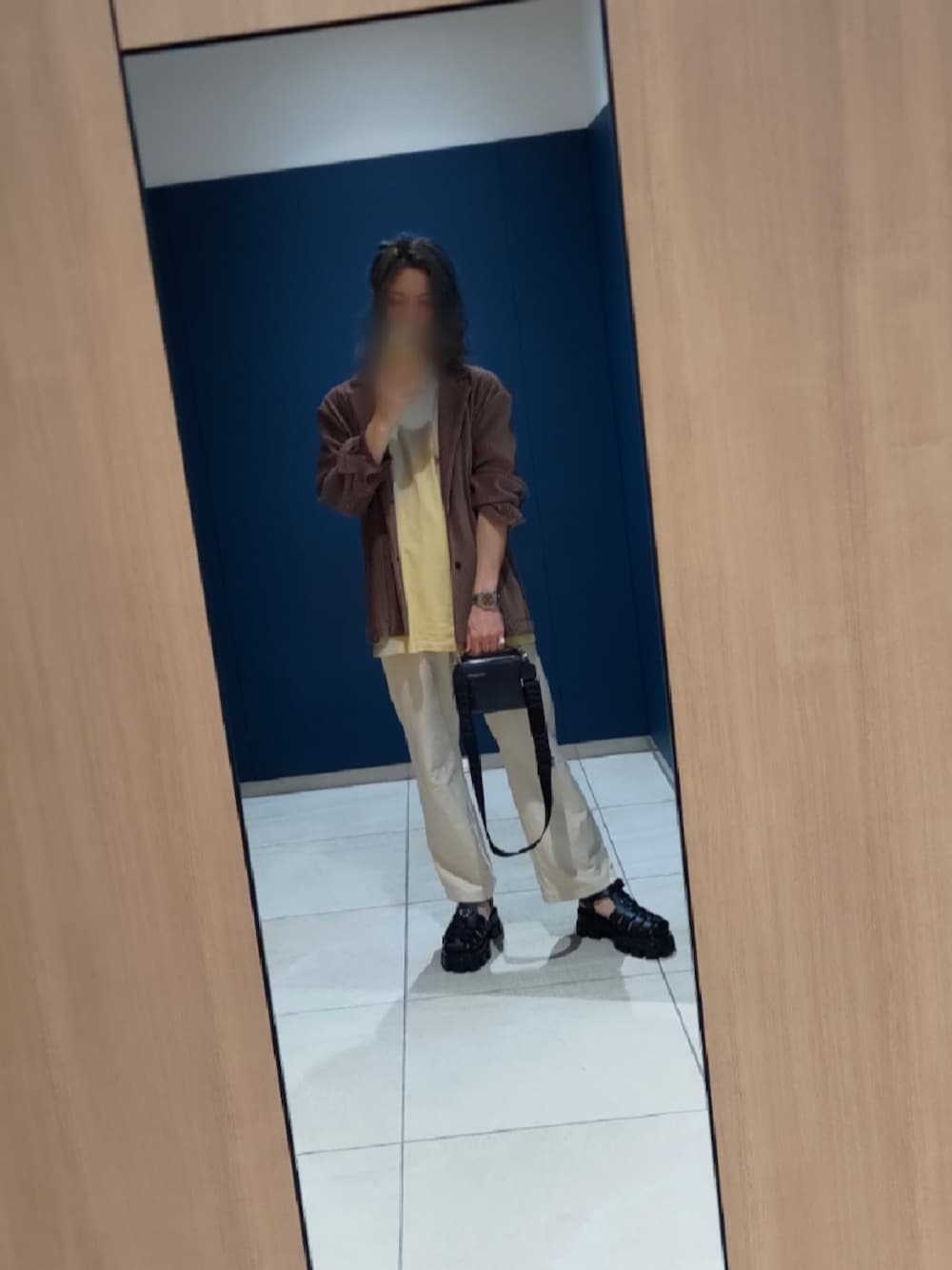 「LOEWEのアイテム（ショルダーバッグ、ブラック系）」を使った、masterpiecenagiさん（メンズ・172cm）の春コーディネートの1枚目の写真