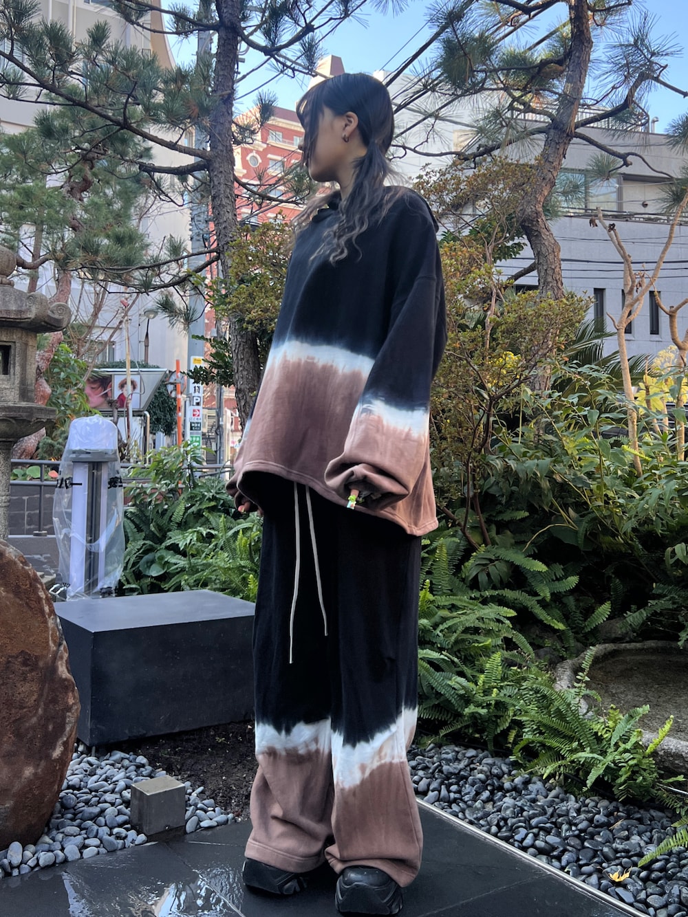 「セットアップ、セットアップスタイル、DankeSchon、LHP、LHPWOMEN、ラクチンコーデ」｜「DANKE SCHONのDankeSchon/ダンケシェーン/STEPDYESWT HOODIE（パーカー、ブラック系）」を使った、misakiさん（レディース・161cm）の冬コーディネートの1枚目の写真