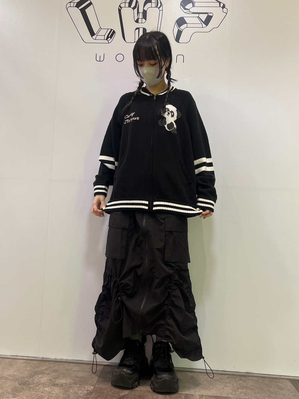 「冬のコーデ、Candy Stripper、ブラックコーデ、パンダコーデ、ロングスカート、オトナカジュアル、LHP、LHPWOMEN」｜「Candy StripperのPEPE SOUVENIR KNIT ジャンパー（その他アウター、ブラック系）」を使った、misakiさん（レディース・161cm）の冬コーディネートの1枚目の写真