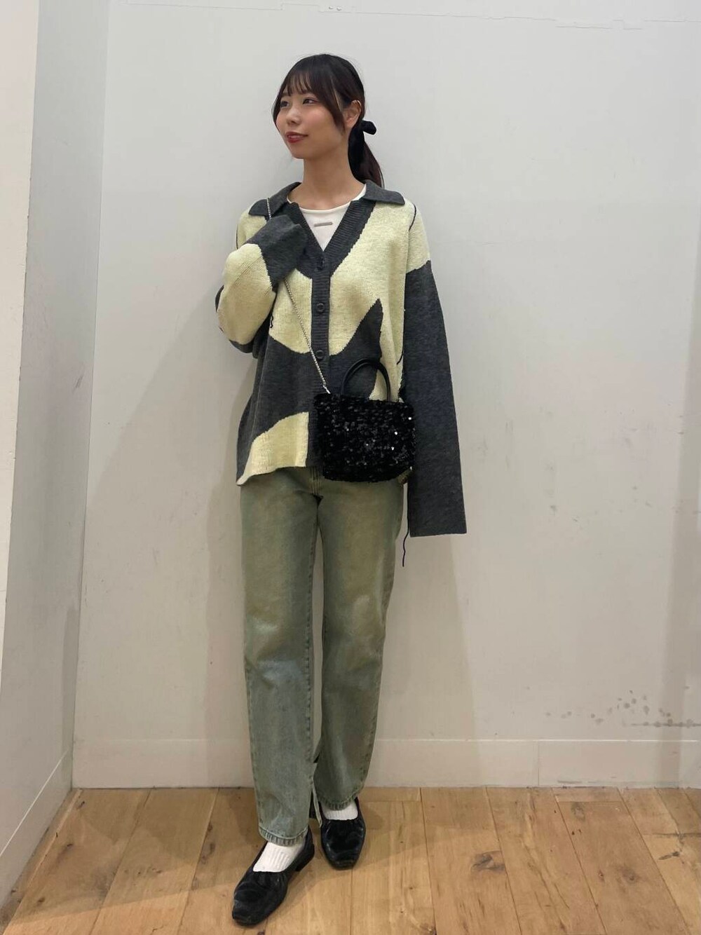 ブラック系のショルダーバッグ、ブルー系のその他パンツ、ホワイト系のTシャツ/カットソーを着用したレディースの秋コーディネートの1枚目の写真