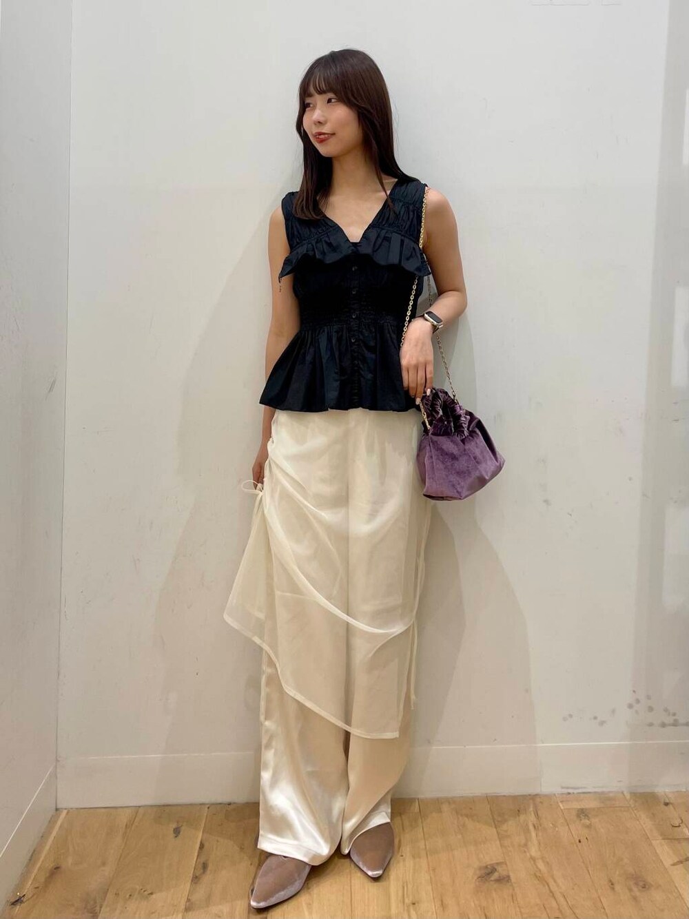 ブラック系のシャツ/ブラウス、ホワイト系のその他パンツ、パープル系のハンドバッグを着用したレディースの夏コーディネートの1枚目の写真