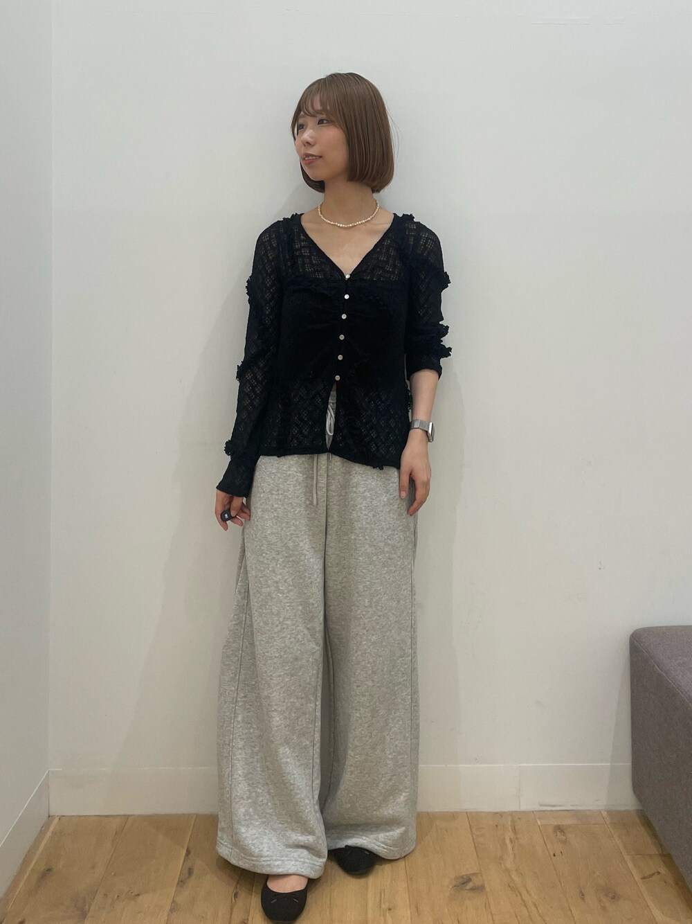 ブラック系のカーディガン/ボレロ、グレー系のその他パンツを着用したレディースの秋コーディネートの1枚目の写真