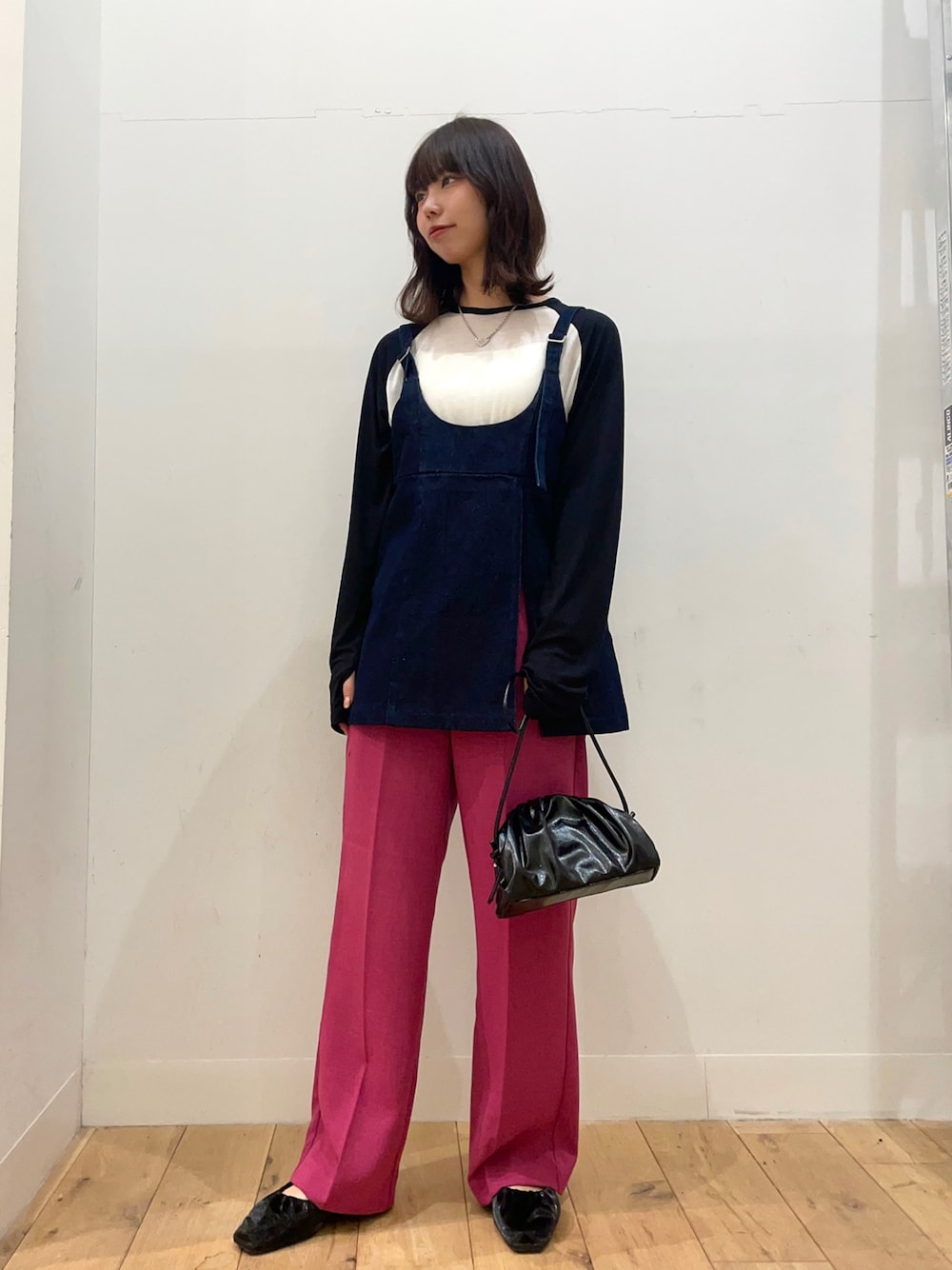 ピンク系のその他パンツ、ブルー系のキャミソール、ブラック系のTシャツ/カットソーを着用したレディースの春コーディネートの1枚目の写真