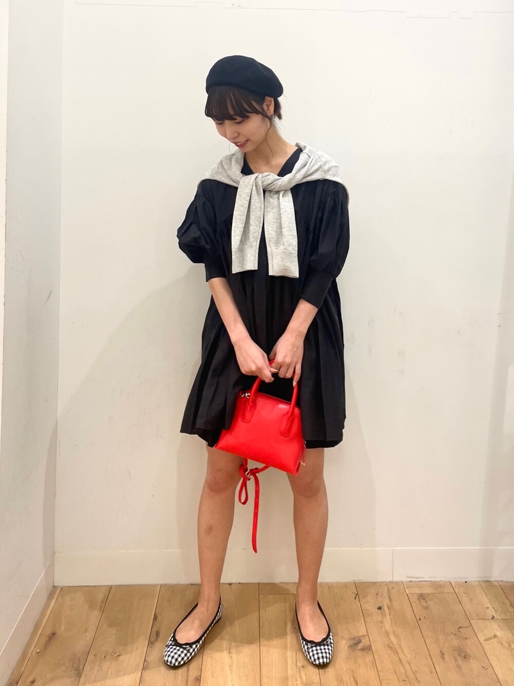 グレー系のカーディガン/ボレロ、ブラック系のその他パンツ、レッド系のショルダーバッグを着用したレディースの春コーディネートの1枚目の写真