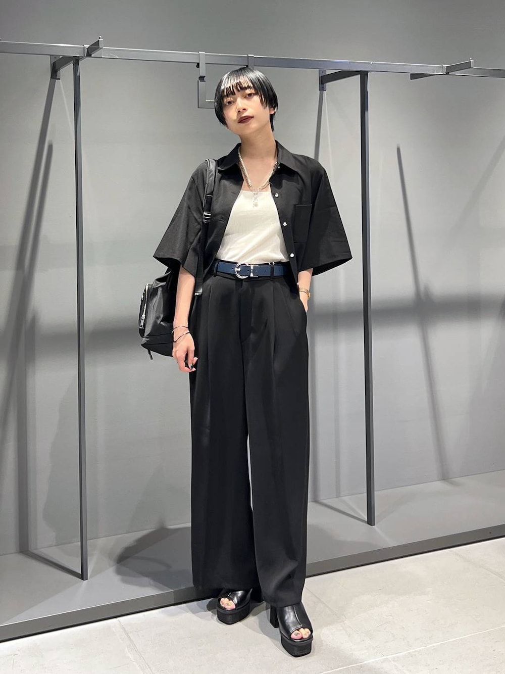 ブラック系のその他パンツ、ブラック系のサンダル、ブラック系のバックパック/リュックを着用したレディースの夏コーディネートの1枚目の写真