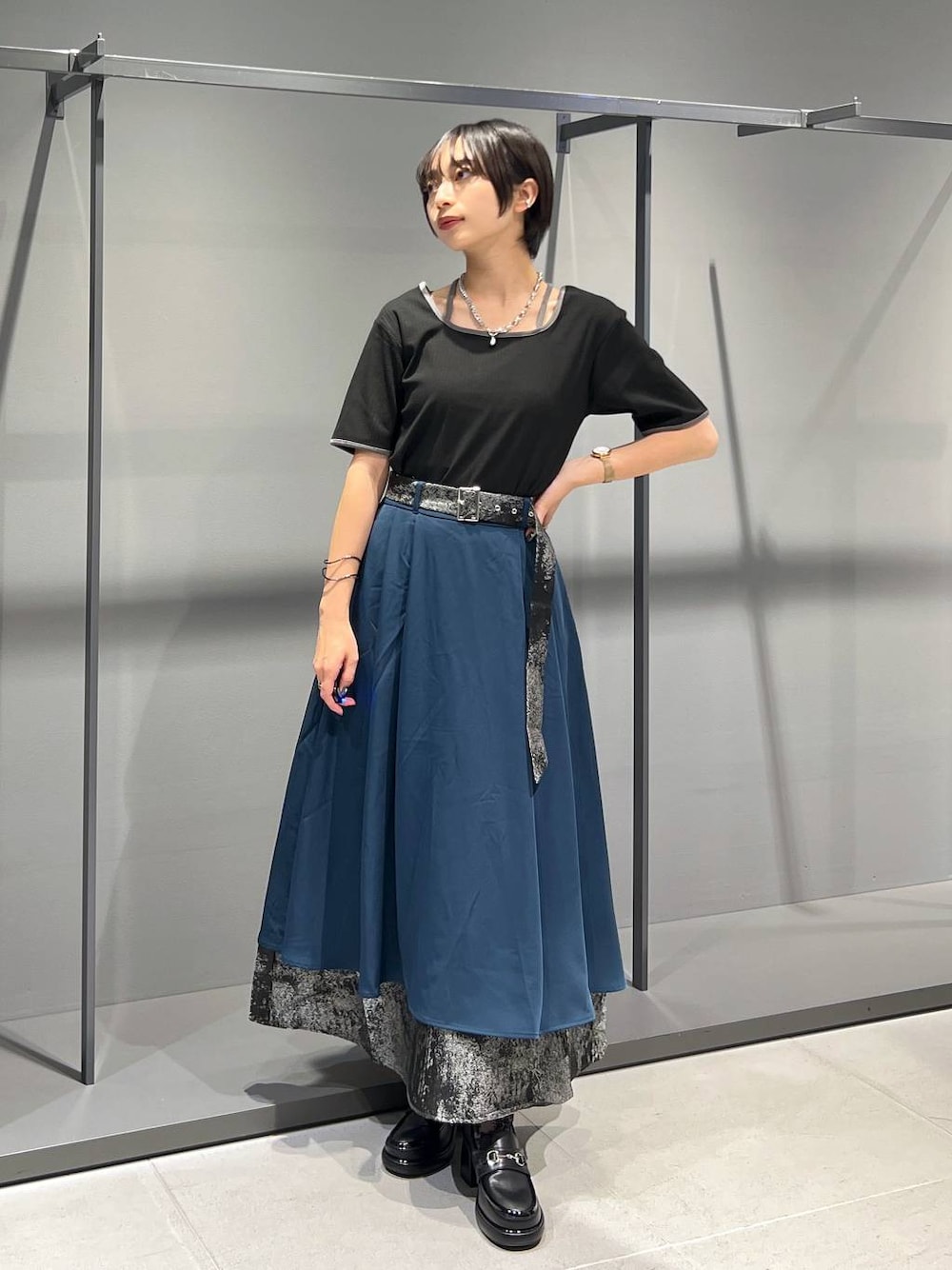 ブラック系のTシャツ/カットソー、ブラック系のローファー、ブルー系のスカートを着用したレディースの夏コーディネートの1枚目の写真