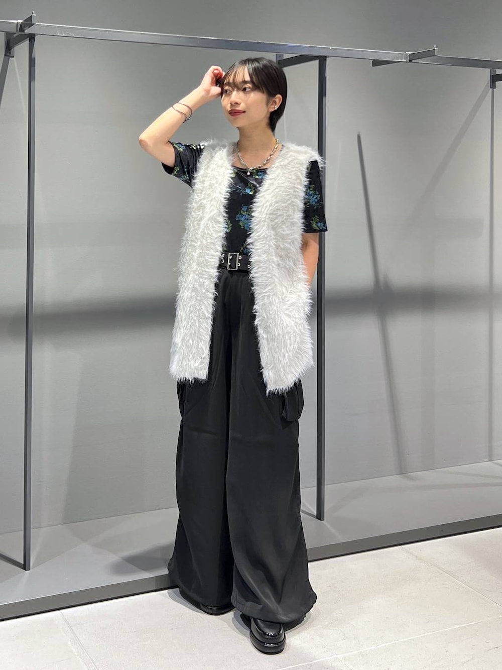 「モード、骨格ウェーブ、低身長、ワントーン、個性派、HARE、着痩せ・細見え、デートコーデ、ワイドパンツ、夏コーデ、秋コーデ、低身長コーデ、ローファー、ベスト」｜「HAREのモチーフツキチェーンネックレス(HARE)（ネックレス、シルバー系）」を使った、ｵｶﾞちゃんさん（レディース・154cm）の夏コーディネートの1枚目の写真
