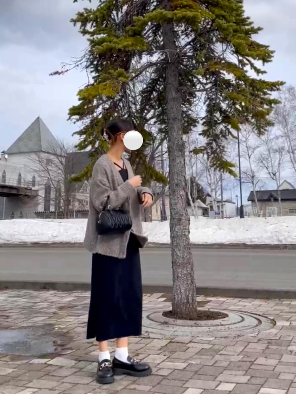 「きれいめコーデ、グレイル、ワンピース、ローファー、バッグ」｜「GRLの厚底チェーンレザーローファー（ローファー、ブラック系）」を使った、半額しょくぱんさん（レディース・161cm）の春コーディネートの1枚目の写真