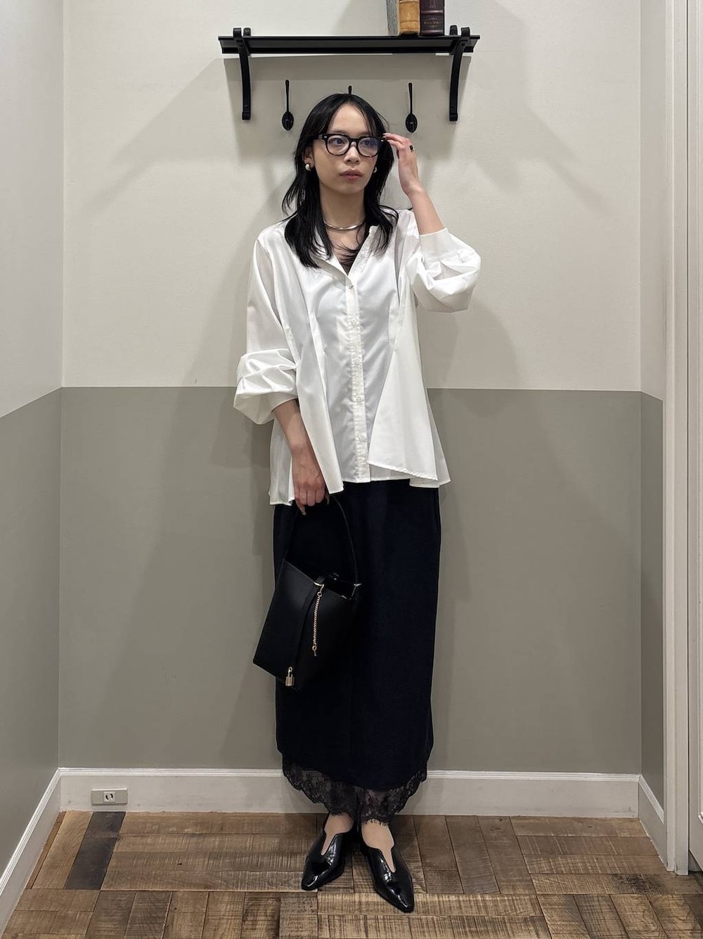 ブルー系のスカート、ブラック系のその他シューズ、ホワイト系のTシャツ/カットソーを着用したレディースの冬コーディネートの1枚目の写真