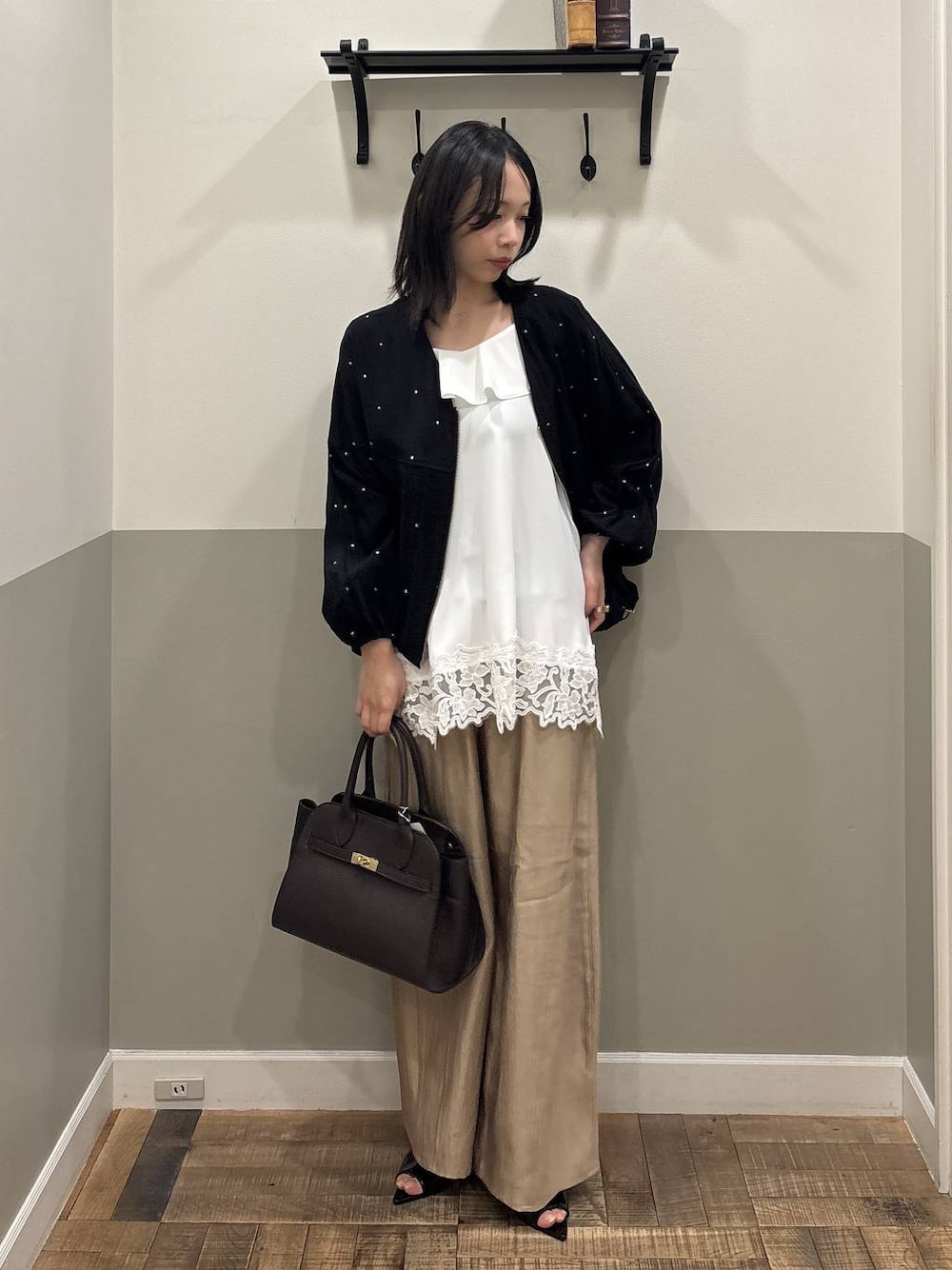 ベージュ系のその他パンツ、ホワイト系のキャミソール、ブラウン系のショルダーバッグを着用したレディースの春コーディネートの1枚目の写真