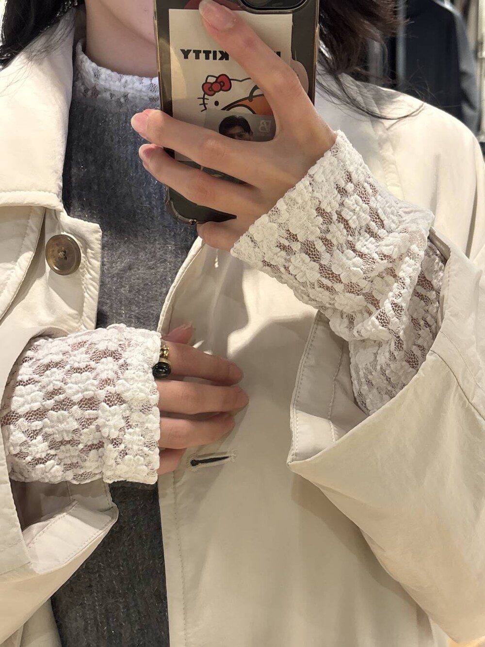 グレー系のベスト、ホワイト系のダウンジャケット/コート、ホワイト系のTシャツ/カットソーを着用したレディースの秋コーディネートの1枚目の写真