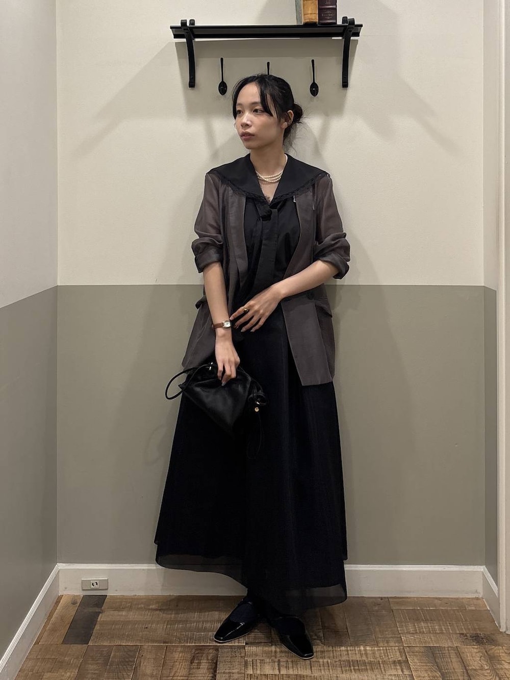 ブラック系のショルダーバッグ、ブラック系のTシャツ/カットソー、グレー系のテーラードジャケットを着用したレディースの夏コーディネートの1枚目の写真