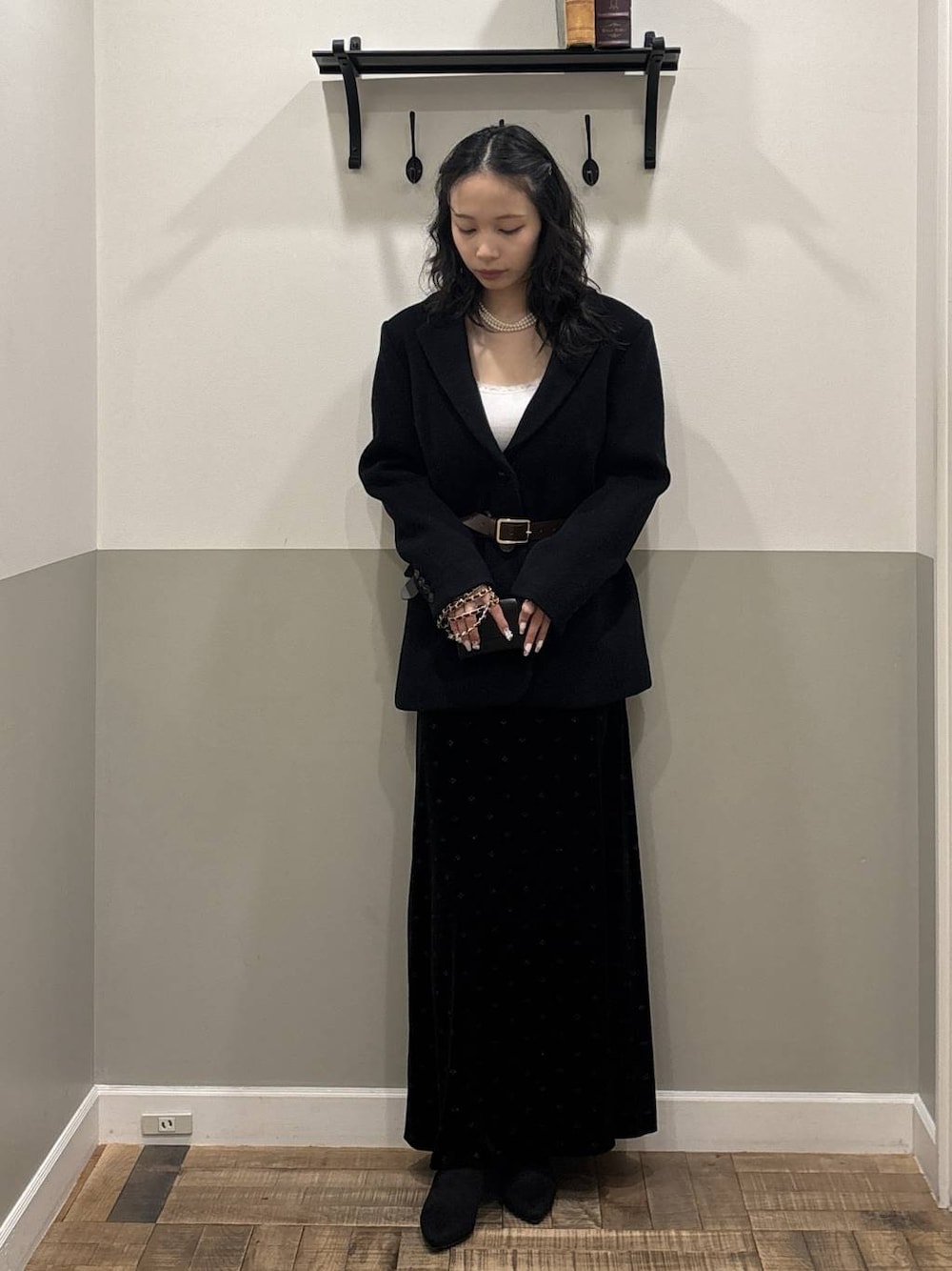 ブラック系のTシャツ/カットソー、ブラック系のブーツ、ブラック系のスカートを着用したレディースの秋コーディネートの1枚目の写真