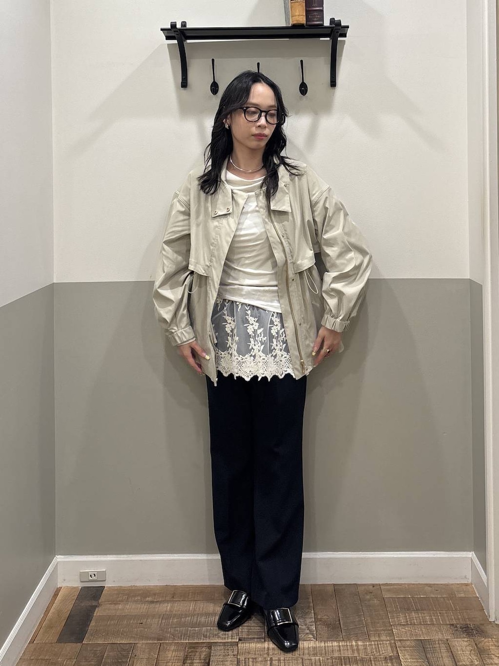 グリーン系のブルゾン、ホワイト系のチュニック、ブラック系のローファーを着用したレディースの春コーディネートの1枚目の写真