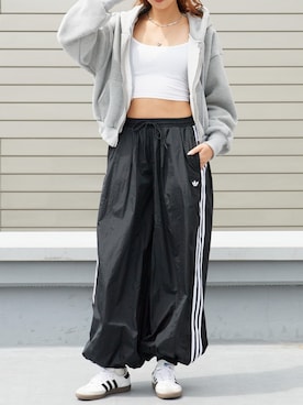 「adidas（アディダス）のadidas/アディダス パンツADILENIUM 5.0 BALLOON TP トラックパンツ ナイロンパンツ 2026年春夏（その他パンツ、ブラック系）」を使った、NATSUKIさん（レディース・170cm）の春コーディネート
