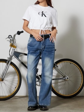 「Calvin Klein（カルバン・クライン）のCalvin Klein/カルバンクライン ショートスリーブモノグラムロゴTシャツ 腹だし レトロ ブランドロゴ ショート丈 レディース 2026年夏 夏服（Tシャツ/カットソー、ホワイト系）」を使った、NATSUKIさん（レディース・170cm）の夏コーディネート