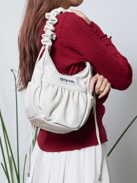 「OUTDOOR PRODUCTS（アウトドアプロダクツ）のOUTDOOR PRODUCTS/アウトドアプロダクツ Egg Shoulder Bag ショルダーバック カジュアル ストリート アウトドア ユニセックス シーズレス 2026秋冬（ショルダーバッグ、ホワイト系）」を使った、NATSUKIさん（レディース・170cm）の秋コーディネート