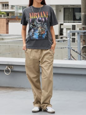 「Dickies（ディッキーズ）の【ROOPTOKYO別注】Dickies/ディッキーズ EASY DOUBLE KNEE PANTS イージーダブルニーパンツ スケーター ワークパンツ ルーズフィット 2026年春夏（チノパンツ、グリーン系）」を使った、NATSUKIさん（レディース・170cm）の夏コーディネート