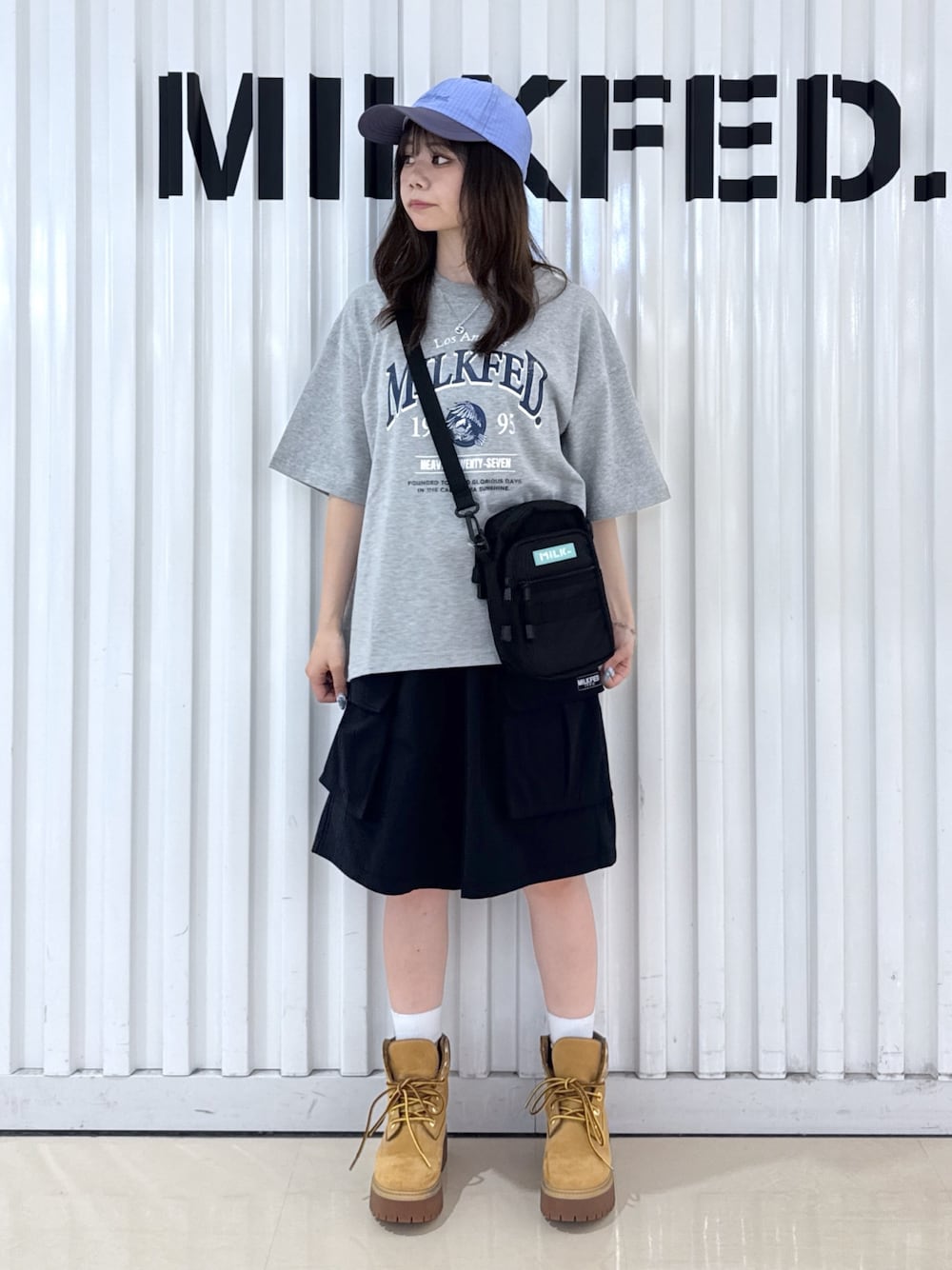 グレー系のTシャツ/カットソー、ブラック系のその他パンツ、グリーン系のショルダーバッグを着用したレディースの夏コーディネートの1枚目の写真