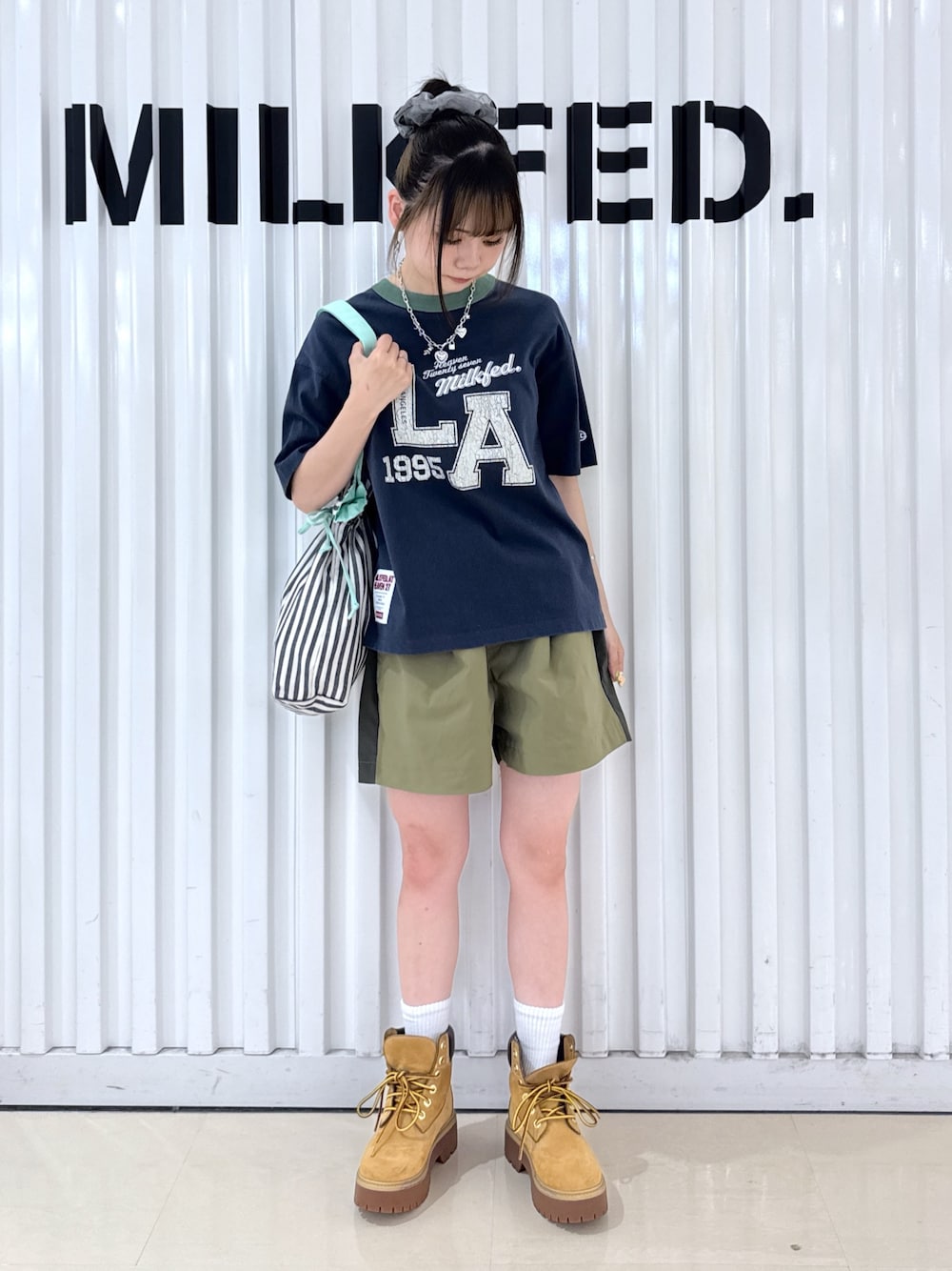 グリーン系のその他パンツ、ブルー系のTシャツ/カットソー、ブラック系のトートバッグを着用したレディースの夏コーディネートの1枚目の写真