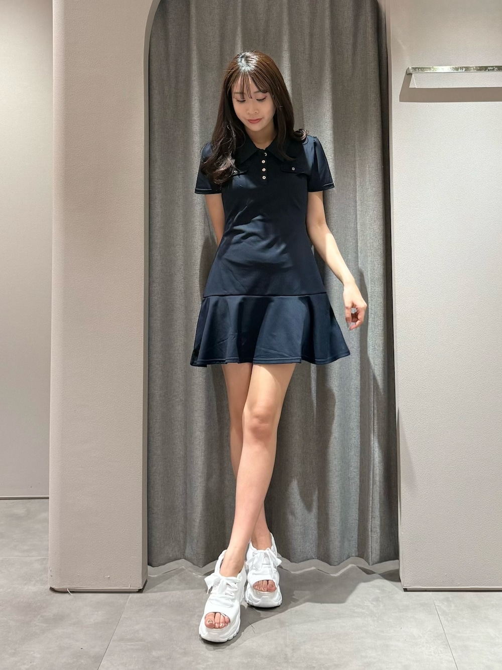 ブルー系のワンピース、ホワイト系のサンダルを着用したレディースの夏コーディネートの1枚目の写真