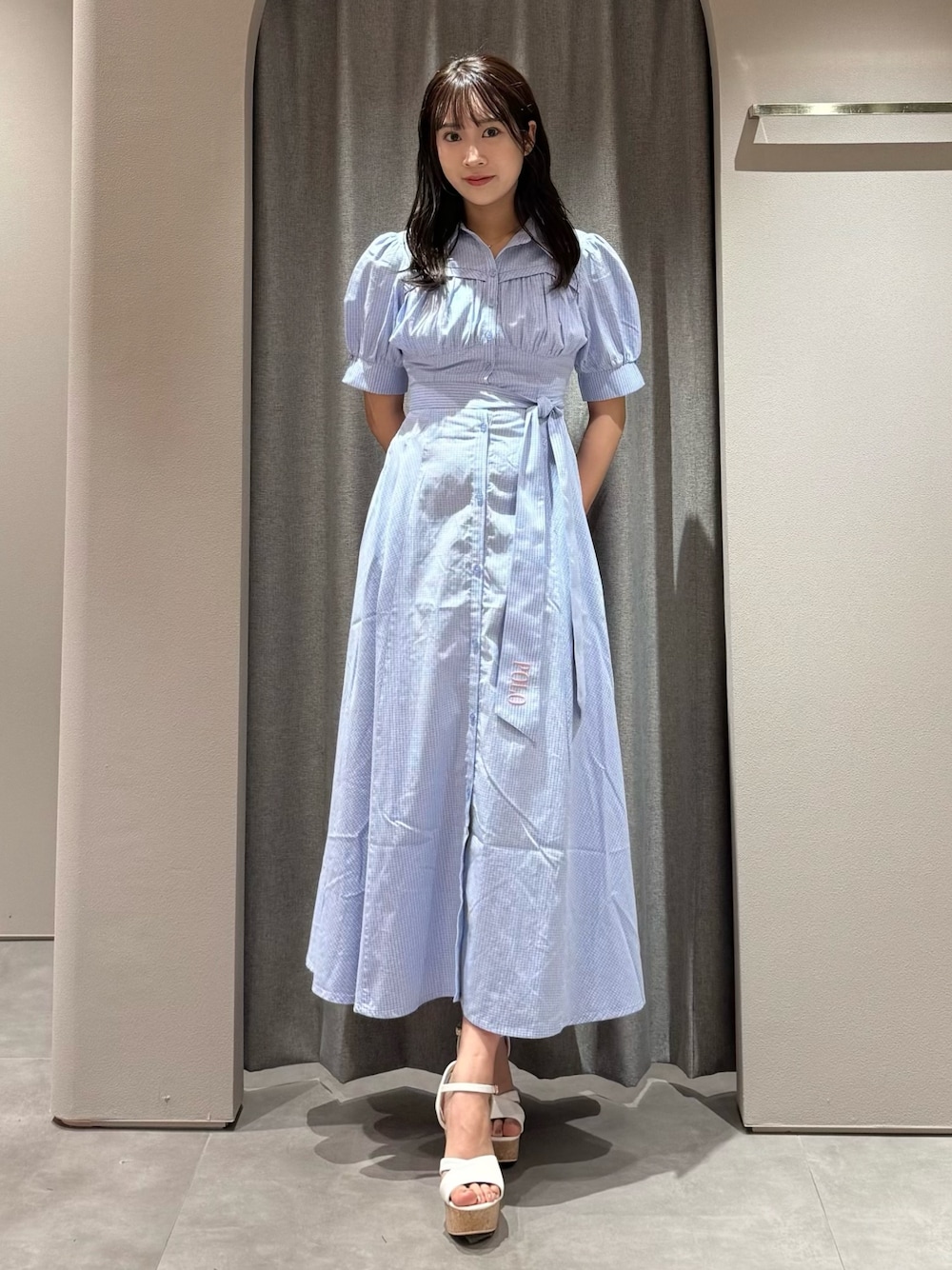 ブルー系のワンピース、ホワイト系のサンダルを着用したレディースの夏コーディネートの1枚目の写真