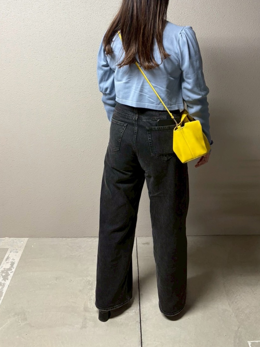 「MOUSSYのCROSS WAIST WIDE STRAIGHT（デニムパンツ、ブラック系）」を使った、tamagoさん（レディース・166cm）の春コーディネートの1枚目の写真