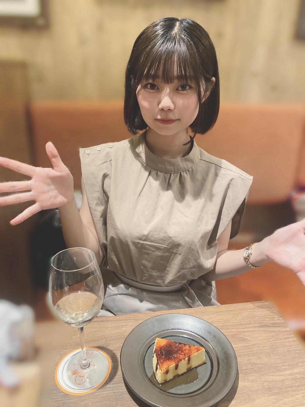 ベージュ系のシャツ/ブラウスを着用したレディースの夏コーディネートの1枚目の写真