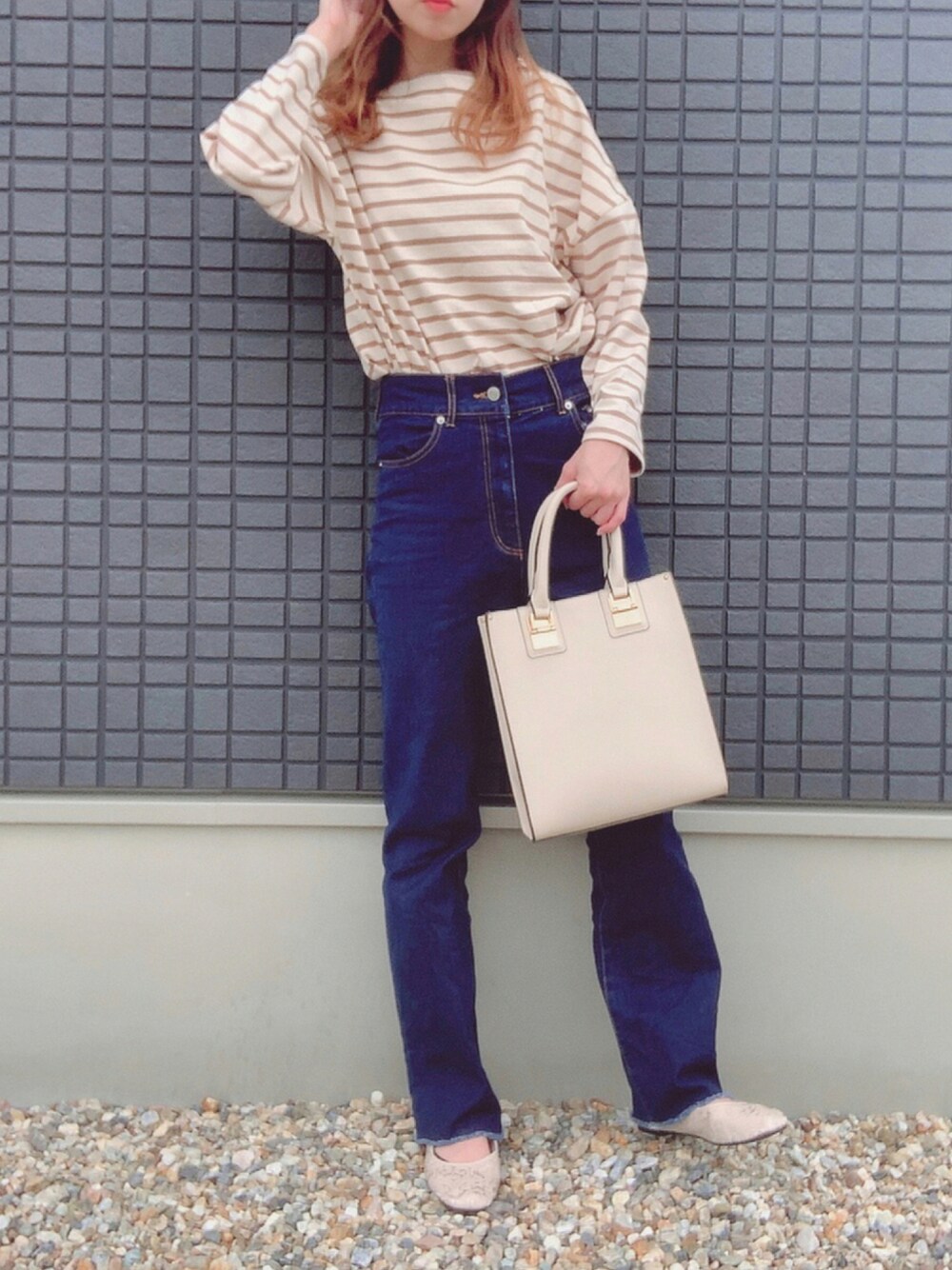 ベージュ系のTシャツ/カットソー、ブルー系のデニムパンツ、ホワイト系のトートバッグを着用したレディースの秋コーディネートの1枚目の写真