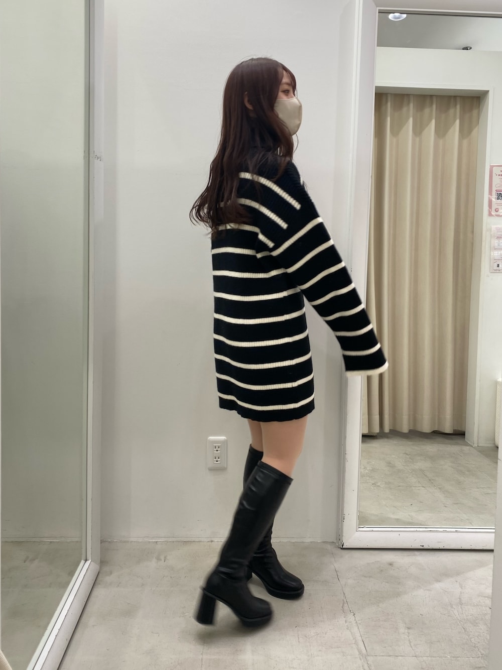 「おしゃれさんと繋がりたい、ニットワンピース、ミニワンピ、ベルスリーブ、ハイネック、ロングブーツ、オールブラック、参戦服、ボーダー、冬コーデ」｜「one after another NICE CLAUPのハイネックNC刺しゅうチュニック（ニット/セーター、ブラック系）」を使った、mizuki♡さん（レディース・157cm）の冬コーディネートの1枚目の写真