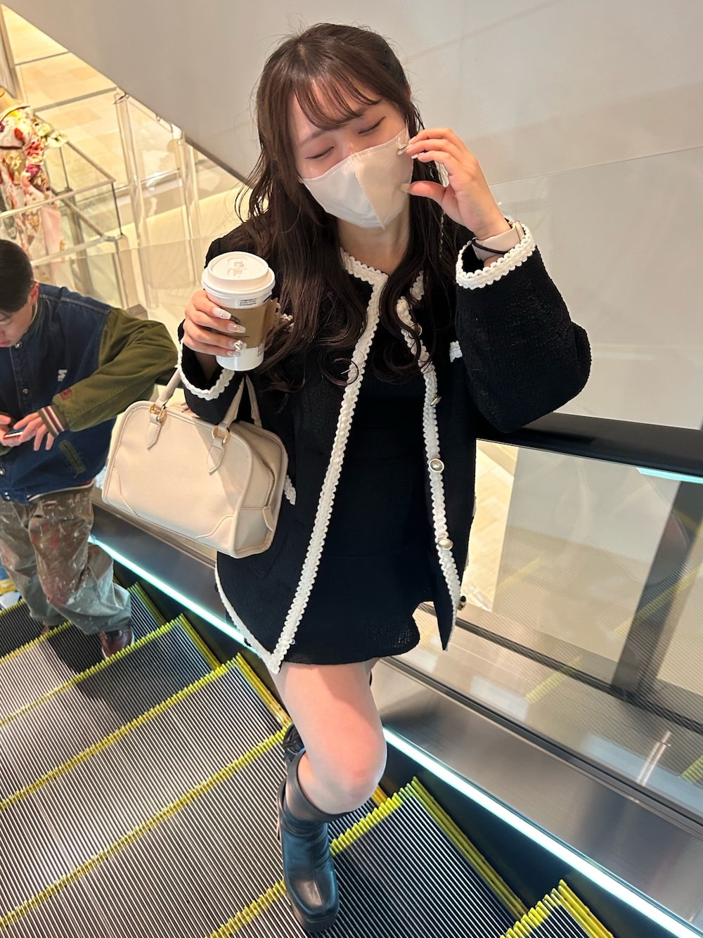 「ツイードジャケット、セットアップ、アフタヌーンティー、参戦服、オールブラック、骨格ウェーブ、ブルベ夏、お出かけコーデ、休日スタイル、お洒落さんとつながりたい、オトナカワイイ、プチプラ、いいね、save、フォローお願いします🤑、ワントーンコーデ、モノトーンコーデ」｜「one after another NICE CLAUPのツイードミニフレアスカート/セットアップジャケットあり（スカート、ブラック系）」を使った、mizuki♡さん（レディース・157cm）の冬コーディネートの1枚目の写真