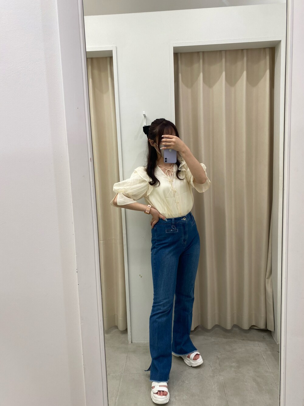 ホワイト系のシャツ/ブラウス、ブルー系のデニムパンツ、ホワイト系のサンダルを着用したレディースの夏コーディネートの1枚目の写真