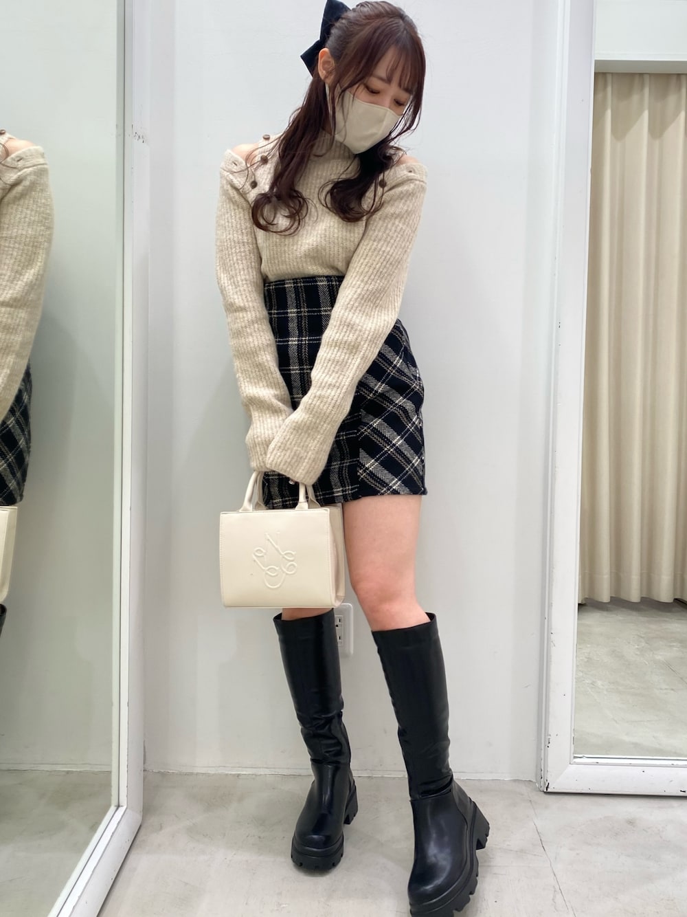 「秋コーデ、チェック、肌見せ、ニット、カフェコーデ、エンボス、ロングブーツ、リアルバイ、おしゃれさんと繋がりたい、ベージュ」｜「one after another NICE CLAUPの肩あきマルチwayハイネックニット（ニット/セーター、ベージュ系）」を使った、mizuki♡さん（レディース・157cm）の秋コーディネートの1枚目の写真
