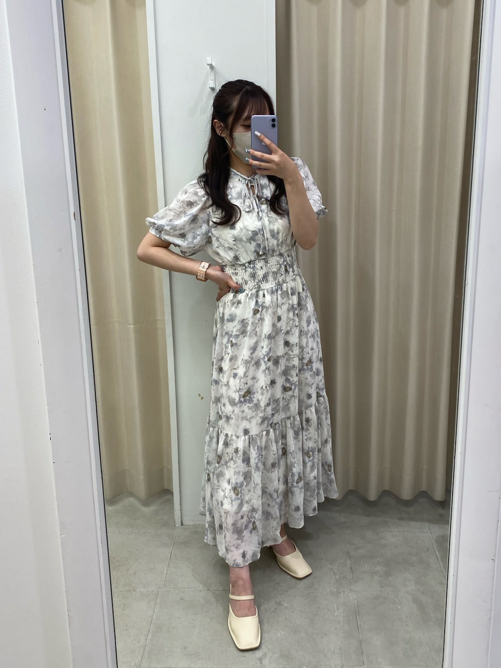 ブルー系のワンピース、ホワイト系のその他シューズを着用したレディースの夏コーディネートの1枚目の写真