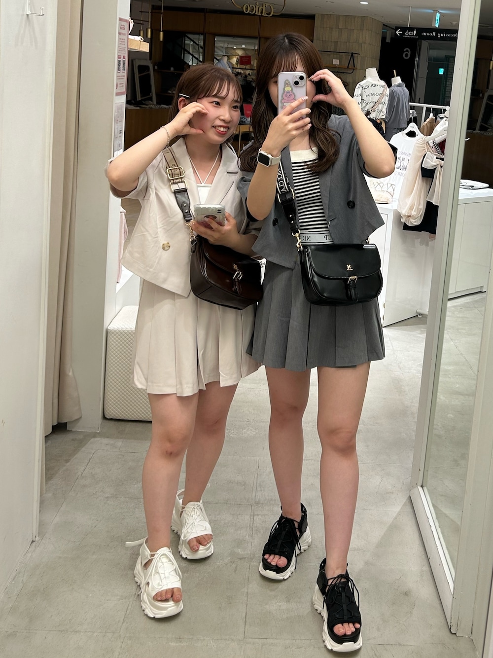 「シンプルコーデ、大人かわいい、大人女子、着回しコーデ、おしゃれさんと繋がりたい、セットアップ、お揃いコーデ、ジャケット、プリーツスカート、骨格ウェーブ、ブルベ夏」｜「one after another NICE CLAUPのショートテーラードジャケット/セットアップアイテムあり（テーラードジャケット、グレー系）」を使った、mizuki♡さん（レディース・157cm）の夏コーディネートの1枚目の写真