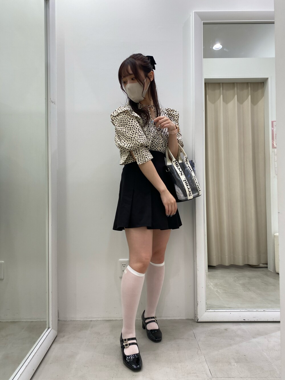 ホワイト系のシャツ/ブラウス、ブラック系のスカート、ブラック系のショルダーバッグを着用したレディースの夏コーディネートの1枚目の写真