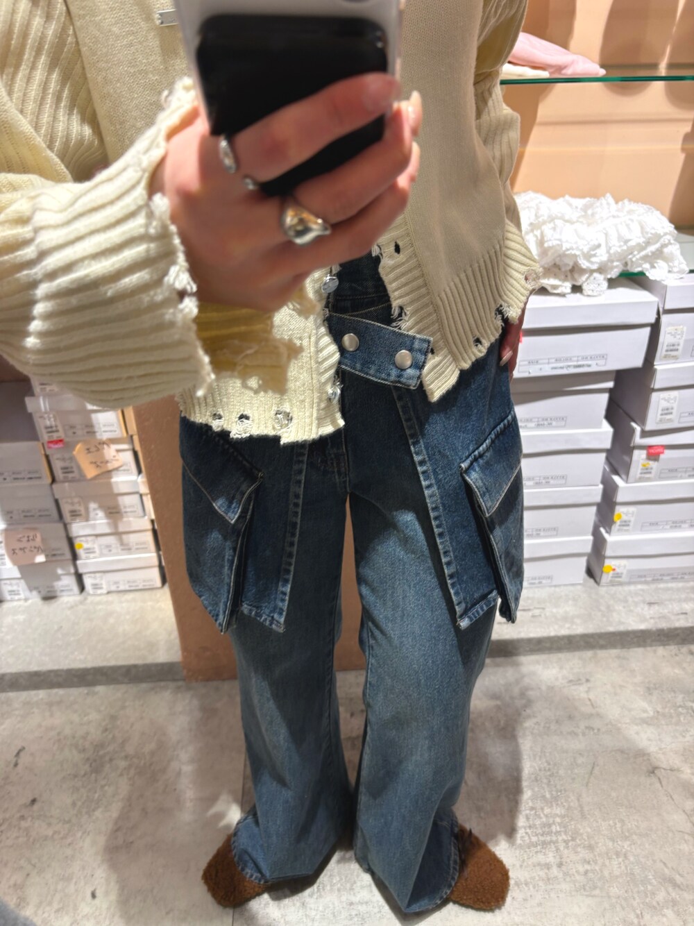 ホワイト系のカーディガン/ボレロ、ブルー系のデニムパンツを着用したレディースの春コーディネートの1枚目の写真