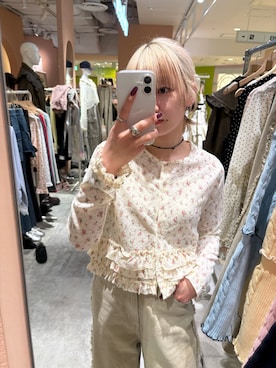 「w closet（ダブルクローゼット）の裾フリル花柄カーディガン（Tシャツ/カットソー、ホワイト系）」を使った、yuuka   shinodaさん（レディース・153cm）の春コーディネート
