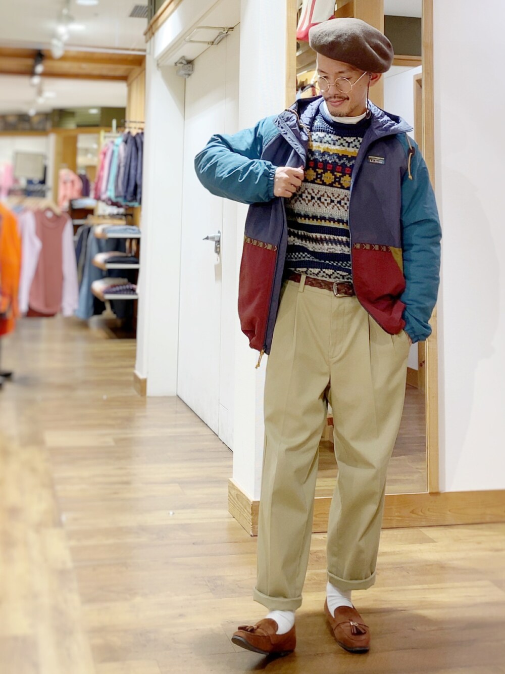 その他のニット/セーター、ホワイト系のTシャツ/カットソー、ベージュ系のチノパンツを着用したメンズの秋コーディネートの1枚目の写真