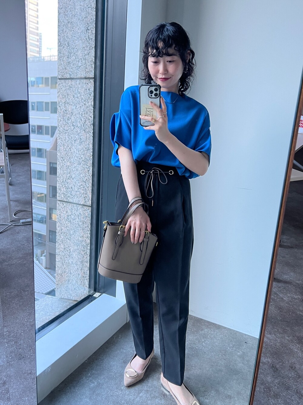 「ビッグシルエット、韓国ファッション、お出かけコーデ、オフィスカジュアル、夏セールで買いました、プチプラ、モノトーン、きれいめカジュアル」｜「Chez toiのウォッシャブル軽量アップスリーブプルオーバー（ニット/セーター、ブルー系）」を使った、M a k oさん（レディース・155cm）の夏コーディネートの1枚目の写真