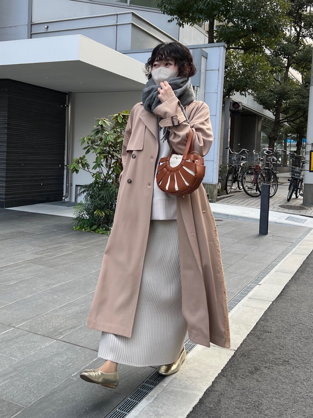 「私の推しブランド、レイヤードスタイル、シンプルコーデ、マフラー、淡色コーデ、きれいめカジュアル、Coming soon...、ロングコート、ビビッドカラー、プチプラ、淡色女子」｜「Chez toiのBACKカットワークレーストレンチコート（トレンチコート、ベージュ系）」を使った、M a k oさん（レディース・155cm）の冬コーディネートの1枚目の写真