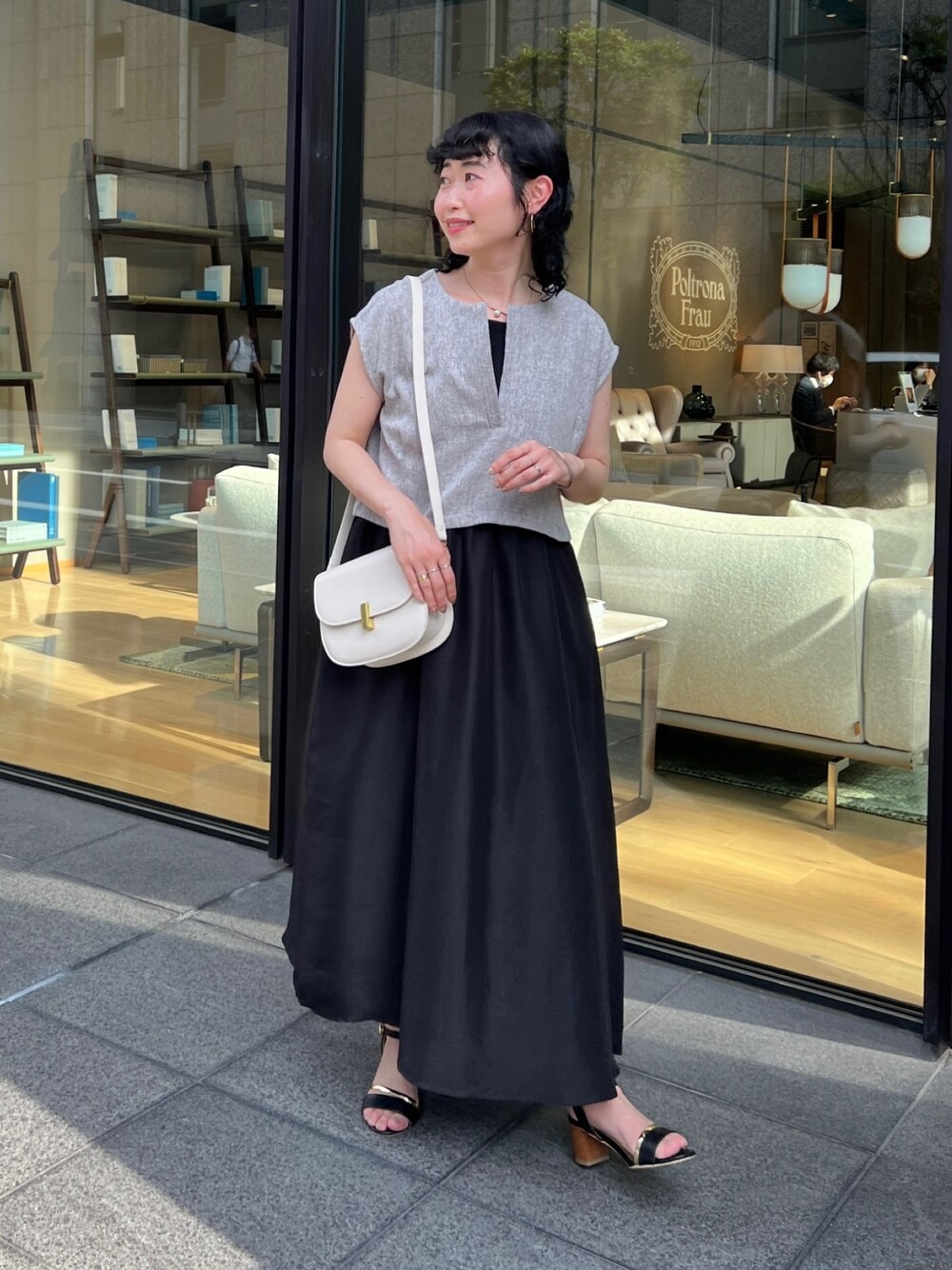 「モノトーン、夏コーデ、休日スタイル、プチプラ、淡色コーデ、ビッグシルエット、ワンピース、お出かけコーデ、夏セールで買いました」｜「Chez toiのツイードプルオーバー×カット布帛ドッキングワンピース（ワンピース、ブラック系）」を使った、M a k oさん（レディース・155cm）の夏コーディネートの1枚目の写真