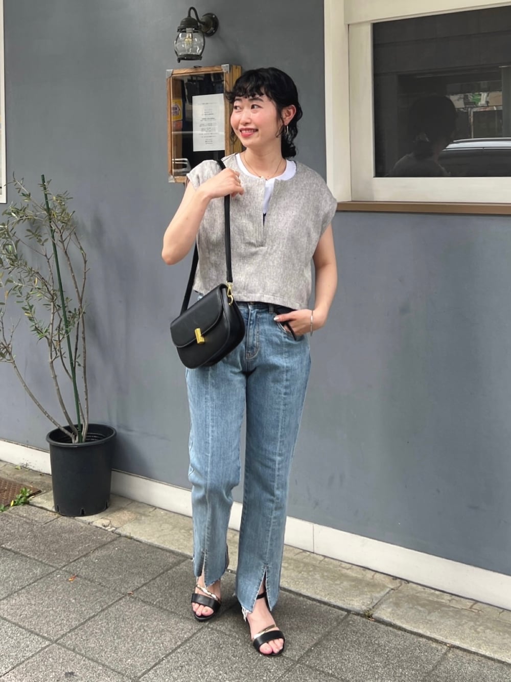 「夏だ！Tシャツ着よう！、ショルダーバッグ、モノトーン、夏コーデ、休日スタイル、デニム、プチプラ、フェススタイル、レイヤードスタイル、きれいめカジュアル、みんなの白Tフェス、夏セールで買いました」｜「Chez toiのツイードプルオーバー×カット布帛ドッキングワンピース（ワンピース、ブラック系）」を使った、M a k oさん（レディース・155cm）の夏コーディネートの1枚目の写真