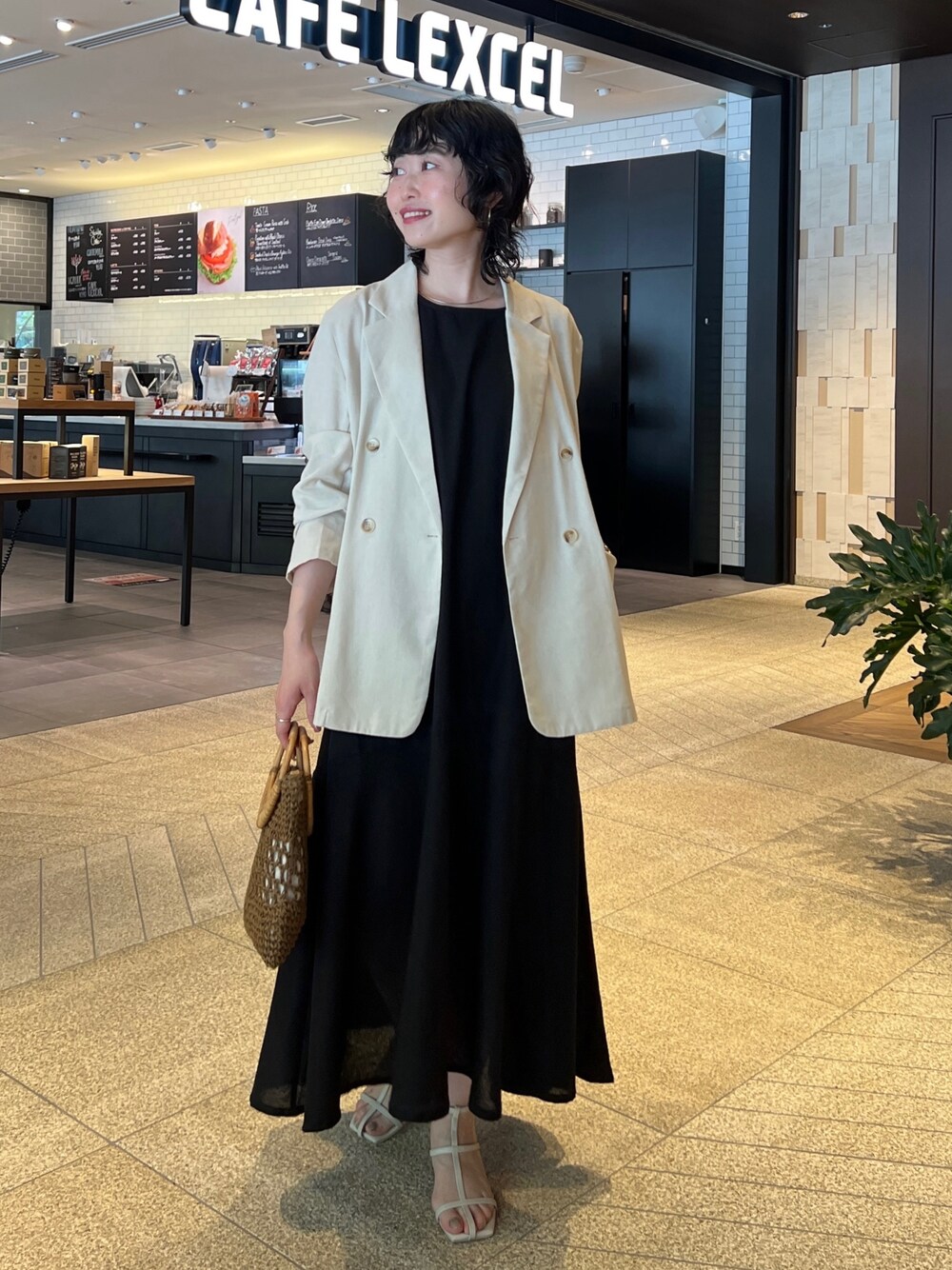 「春コーデ、オフィスカジュアル、ショルダーバッグ、キャミワンピ、ベージュ、モード、レイヤードスタイル、シンプルコーデ、プチプラ、淡色コーデ、休日スタイル、ショップスタッフの好印象コーデ、きれいめカジュアル、ショップスタッフのモノトーン、お出かけコーデ日記」｜「Chez toiのリネン混テーラードジャケット（テーラードジャケット、ベージュ系）」を使った、M a k oさん（レディース・155cm）の春コーディネートの1枚目の写真