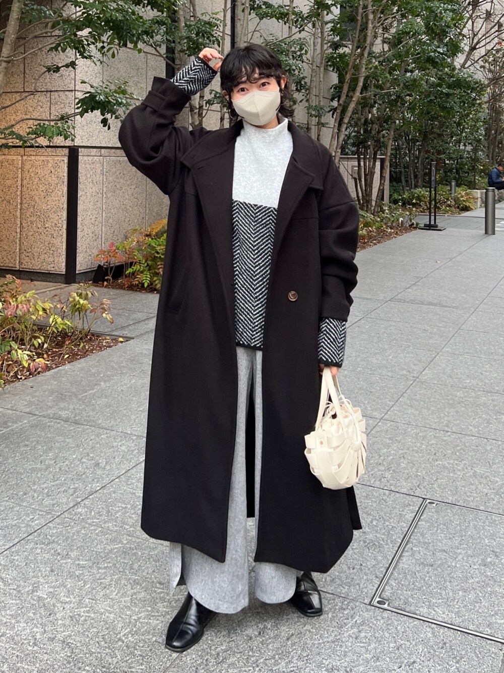 「クリスマスに着たい服、レイヤードスタイル、セットアップ、マイベストコーデ2022、休日スタイル、チェスターコート、きれいめカジュアル、ニット、冬コーデ、ロングコート、モノトーン、ワントーンコーデ」｜「Chez toiのスタンドネックコート（その他アウター、ブラック系）」を使った、M a k oさん（レディース・155cm）の冬コーディネートの1枚目の写真
