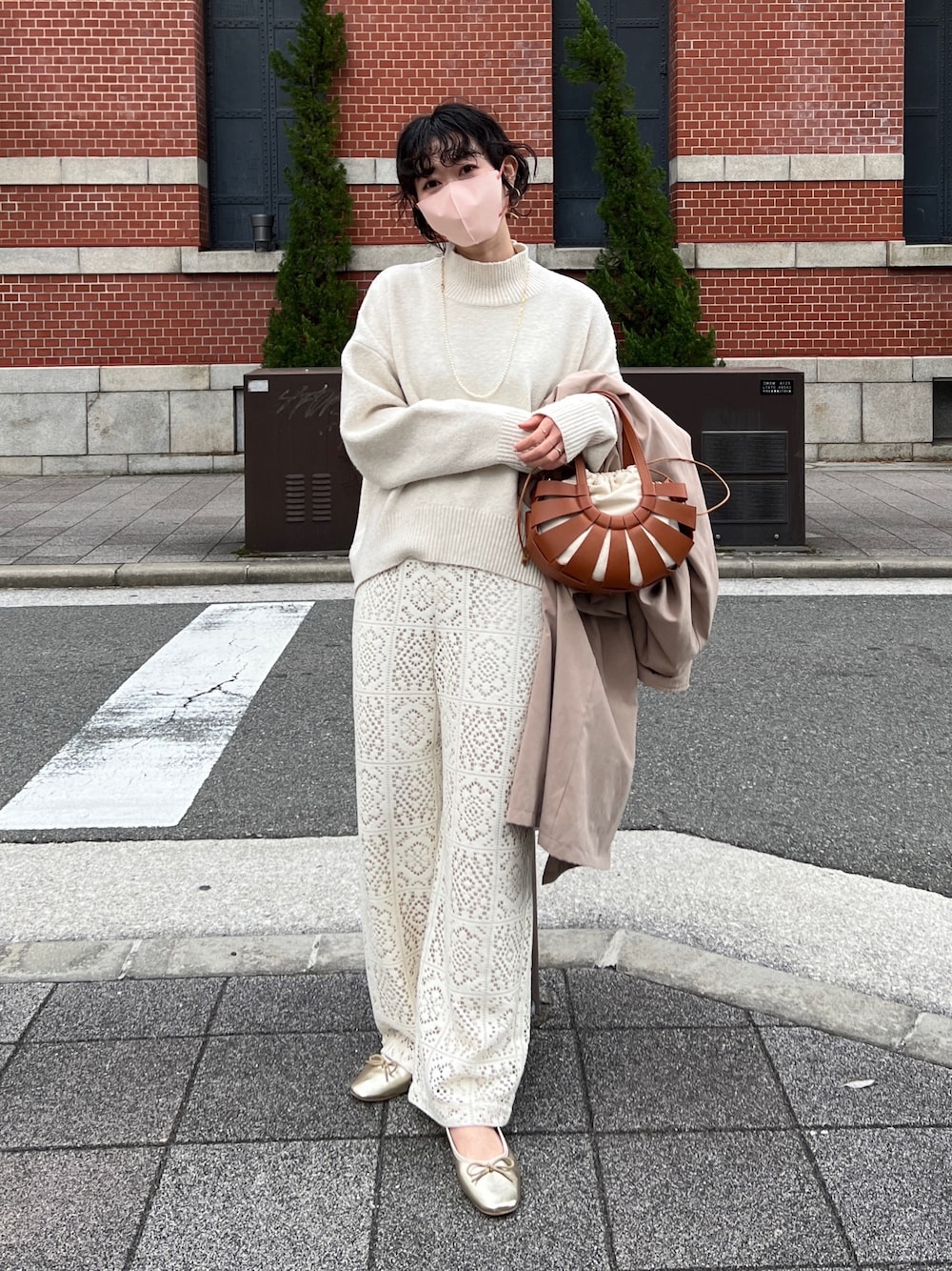 「きれいめカジュアル、ニット、冬コーデ、ロングコート、ワントーンコーデ、ビッグシルエット、レイヤードスタイル、私の推しブランド、シンプルコーデ、タートルネック、淡色コーデ、淡色女子」｜「Chez toiのBACKスリットハイネック前後差プルオーバー（ニット/セーター、ホワイト系）」を使った、M a k oさん（レディース・155cm）の冬コーディネートの1枚目の写真