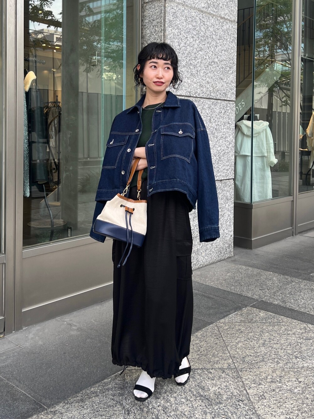 「シンプルコーデ、ロングスカート、休日スタイル、きれいめカジュアル、ニット、モノトーン、ビッグシルエット、レイヤードスタイル、Gジャン、骨格ウェーブ」｜「Croisiereのアイテム（デニムジャケット、ブルー系）」を使った、M a k oさん（レディース・155cm）の秋コーディネートの1枚目の写真