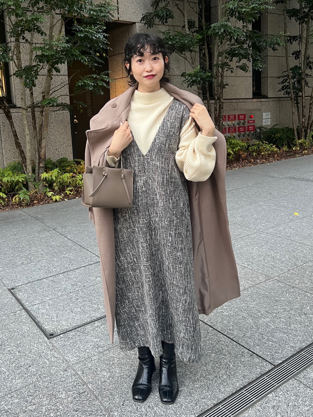 「ニット、レイヤードスタイル、きれいめカジュアル、秋冬コーデ、ビッグシルエット、プチプラ、ロングコート、冬コーデ、トートバッグ、ロングワンピース、タートルネック」｜「Chez toiのステッチ×ライン編地切替プルオーバー（ニット/セーター、ホワイト系）」を使った、M a k oさん（レディース・155cm）の秋コーディネートの1枚目の写真